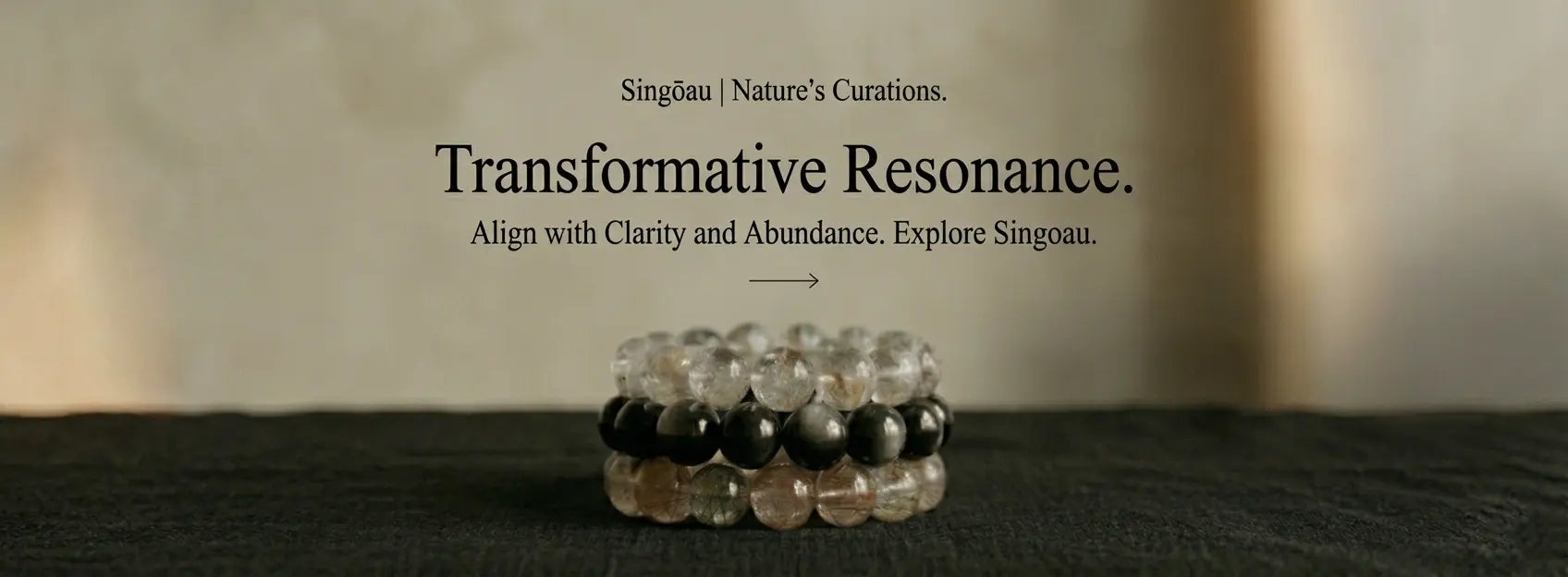 Beaded bracelet on a dark surface with text about Singoua and transformative resonance.