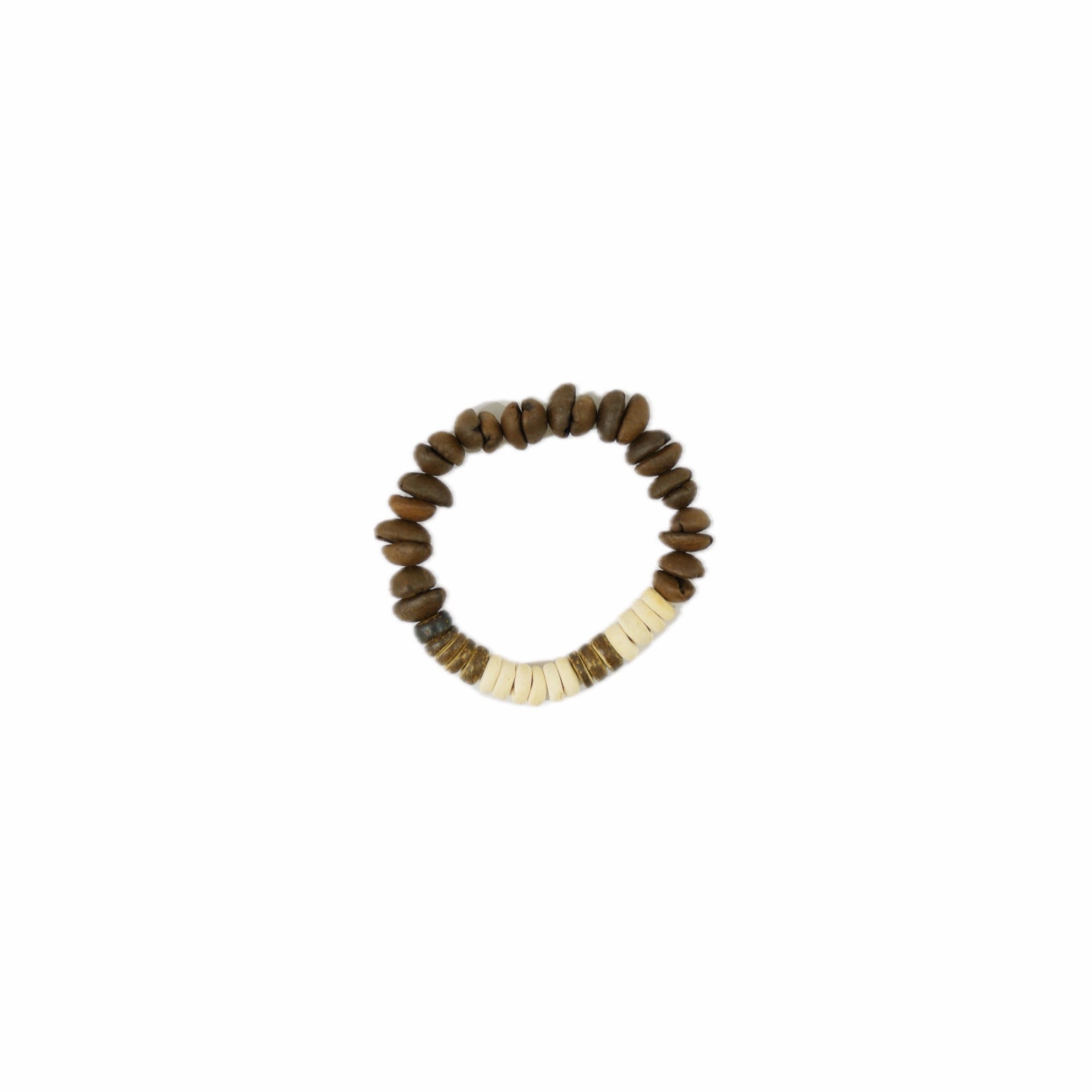 A simple elastic bracelet featuring organic coffee bean beads and cream-colored cylindrical elements, accentuated with gold-colored bands.
